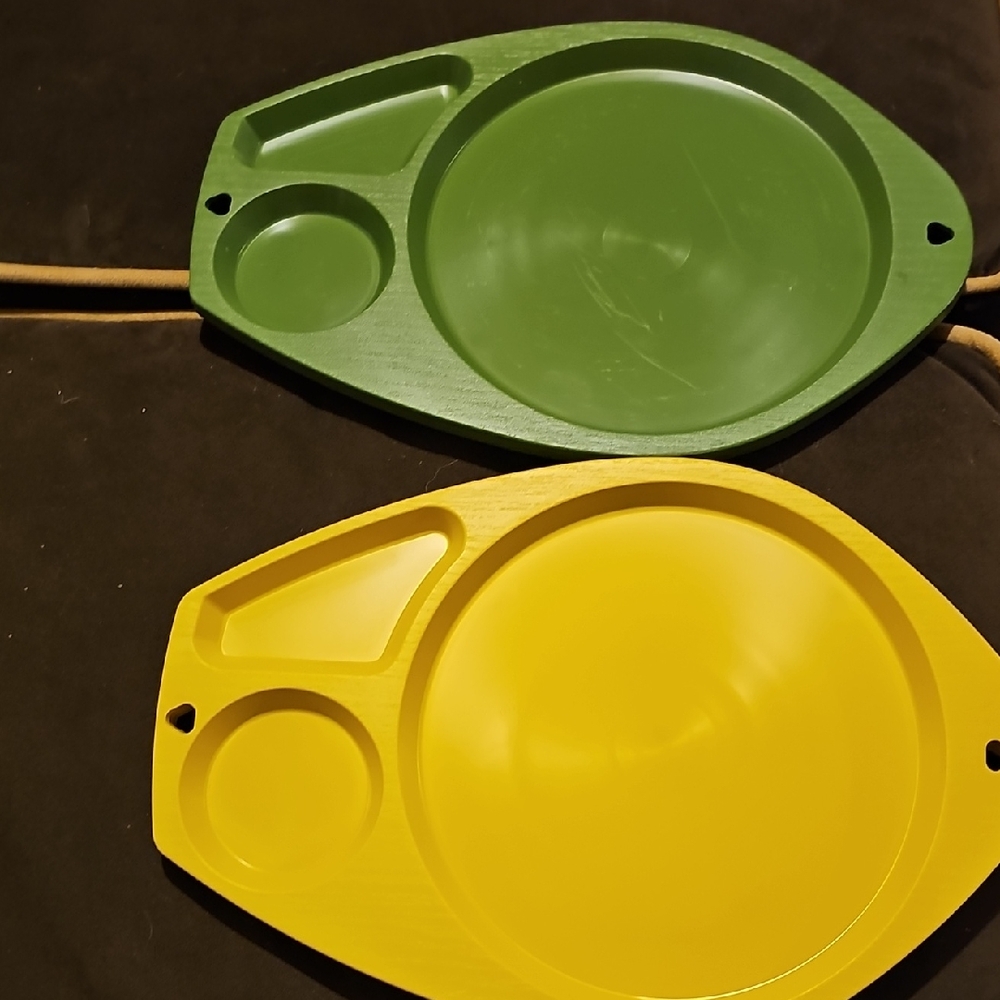 VINTAGE 5 Melamine Divided Plates Paper 70's Yellow Green Arrow Plastics Dining